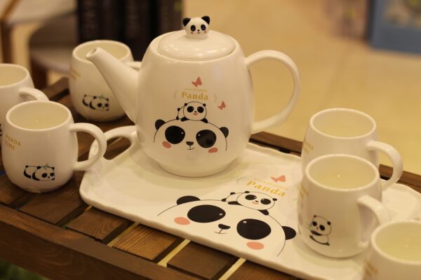 SET ROSA FRESAS Y PANDA 6 TAZAS CON CHAROL Y JARRA