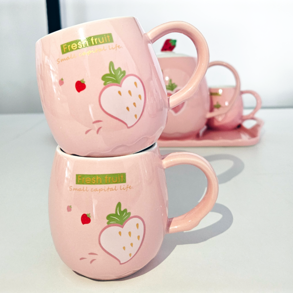 SET ROSA FRESAS Y PANDA 6 TAZAS CON CHAROL Y JARRA - Imagen 4