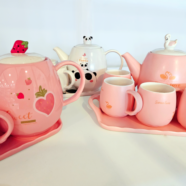 SET ROSA FRESAS Y PANDA 6 TAZAS CON CHAROL Y JARRA - Imagen 2