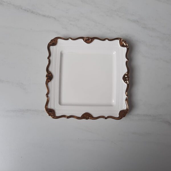 PLATO CUADRADO BLANCO DORADO 6 - Imagen 3